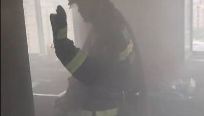 男子炖鸡后回卧室倒头就睡，醒来身边站满消防员……