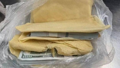 罗湖海关在两旅客行李中查获美元32.99万，折合人民币约238.7万