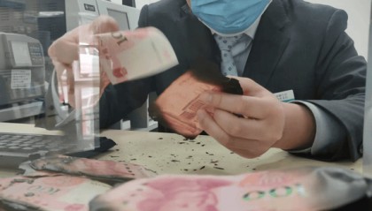 农行济宁市中支行帮助老人兑换“火烧币”9000元辛苦积蓄失而复得