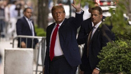 连发多套虚拟货币，特朗普要和华尔街“抢钱”