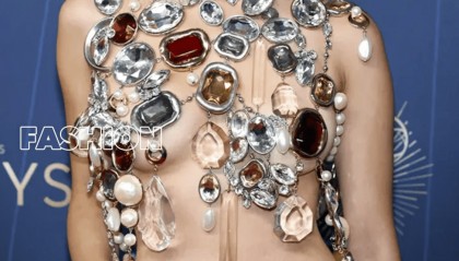 女星走红毯身上只穿珠宝？这届艾美奖的主题果然是大胆