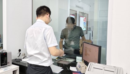 益阳一男子办理转账业务时神情紧张，银行工作人员发现不对劲赶紧报警！