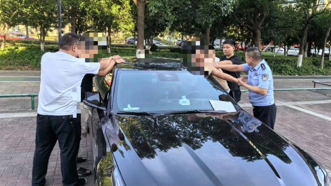 益阳一男子取款20万元却说不出用途，银行工作人员赶紧报警！