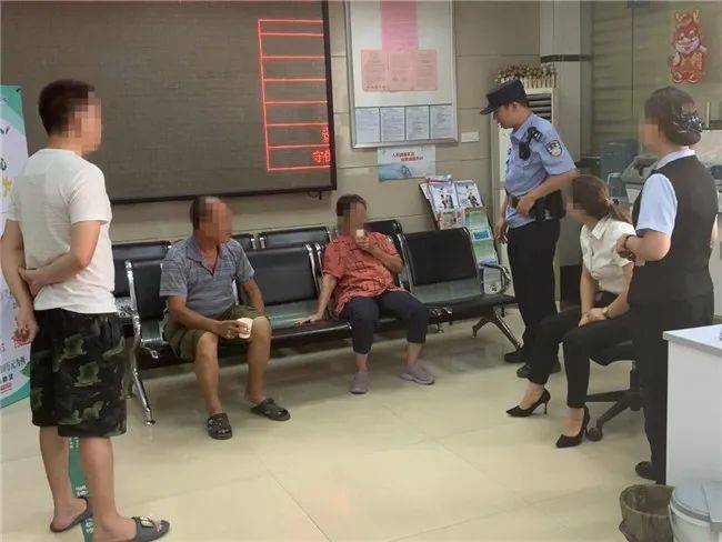 柳州一老奶奶到银行取钱，银行工作人员却报警求助了，怎么回事？
