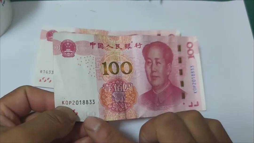 假币难鉴别，银行工作人员透露，只需一滴水，假钞立刻现“原形”