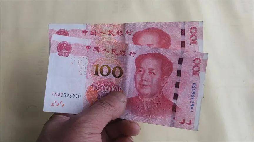 假币难鉴别，银行工作人员透露，只需一滴水，假钞立刻现“原形”