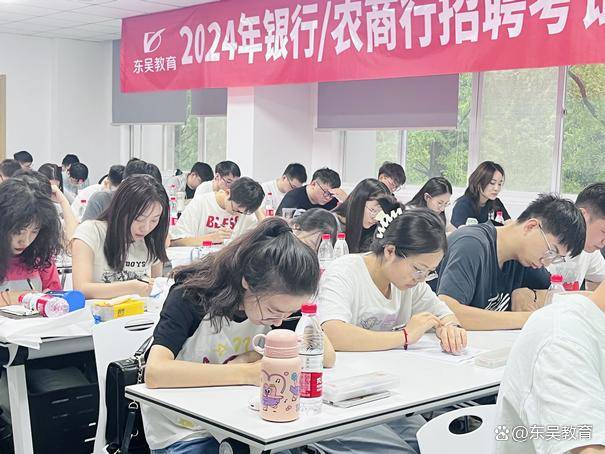 25届大学生毕业想进银行工作的4个黄金时间