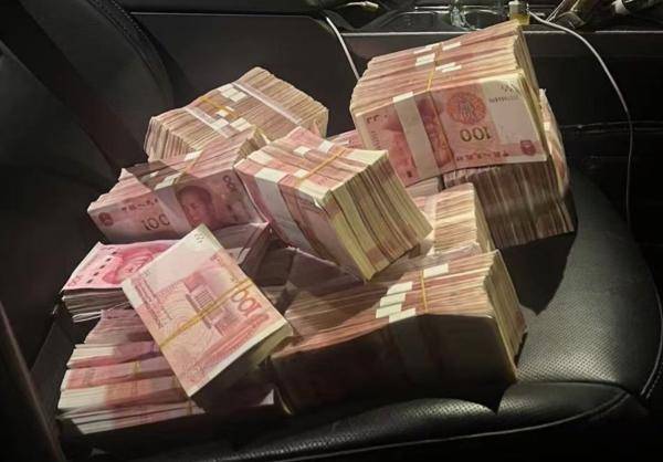 他拿着大量现金准备投资虚拟货币 88万元差点被骗走