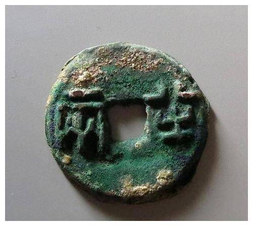 秦朝是在何时正式统一了六国的文字及货币？