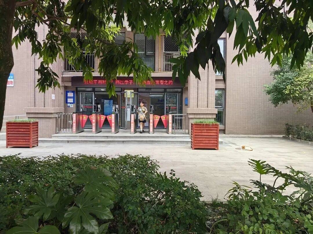 男留学生暂住女生公寓进展：多位女生证实男留学生已搬离，学校曾安排安保人员在宿舍